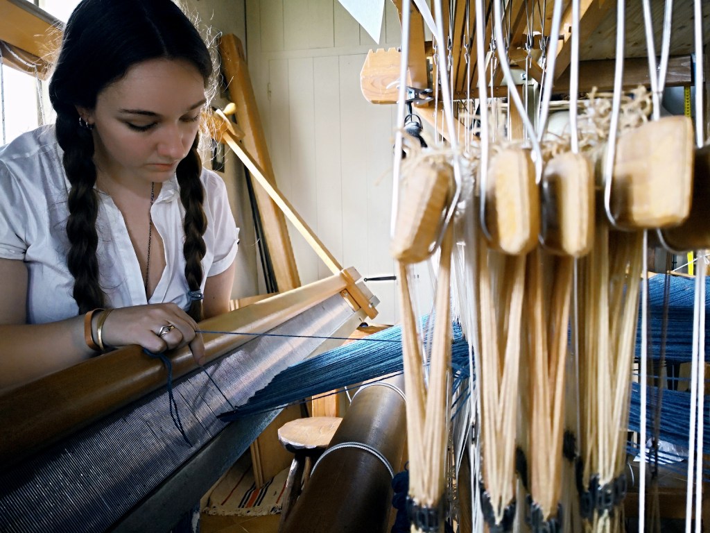 Empeignage d'une chaîne sur un metier à tisser horizontale aussi apellé à bras.